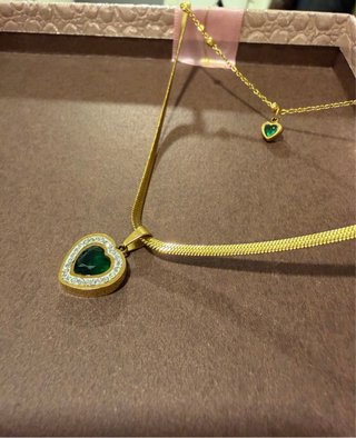 Collar doble corazones verdes
