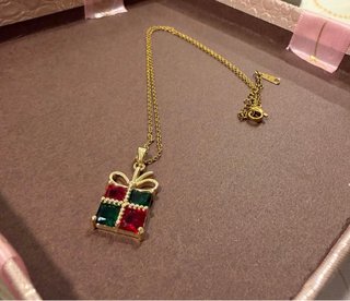 Collar con colgante de regalo