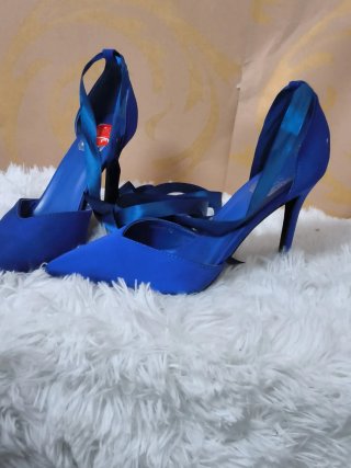 Zapatos de tacón azul con tiras