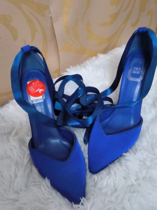 Zapatos de tacón azul con tiras