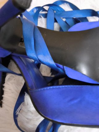 Zapatos de tacón azul con tiras
