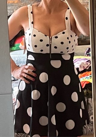 Vestido de lunares blanco y negro