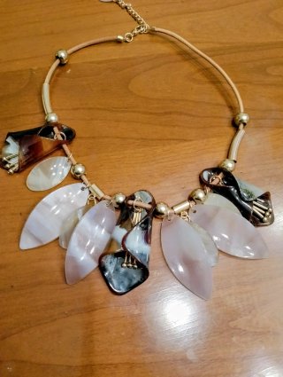 Collana con pendenti in pietra e oro