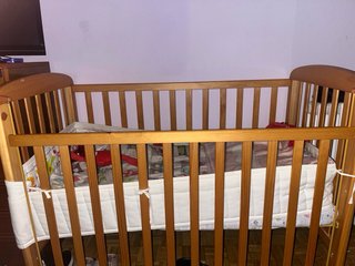 Cuna de bebé de madera