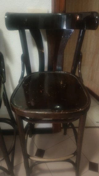 Taburetes de madera oscuros