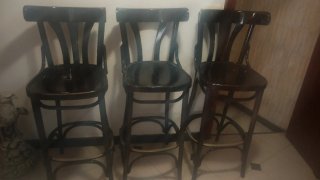 Taburetes de madera oscuros