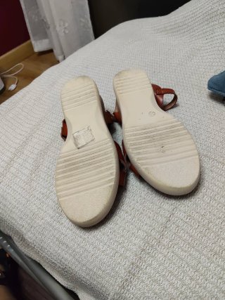 Sandalias de cuña marrón y beige