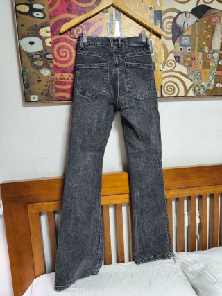 Pantalón vaquero gris acampanado