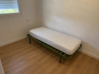 2 Sommier, materasso e testiera in legno