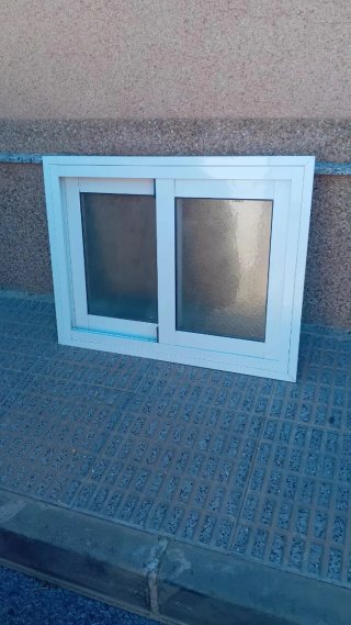 Ventana corredera de aluminio blanca