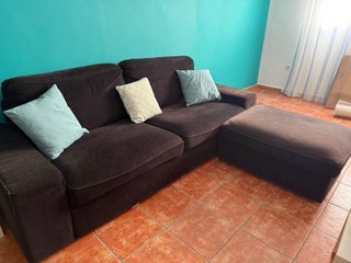 Sofá negro 3 plazas con reposapiés