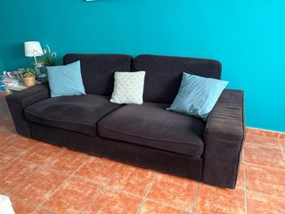 Sofá negro 3 plazas con reposapiés