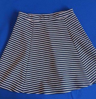 Falda Talla S de rayas azul marino y blanco
