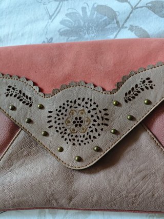 Bolso de mano rosa y marrón