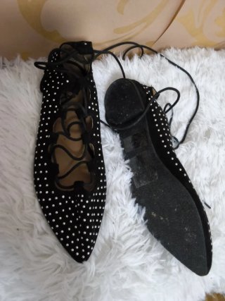 Zapatos planos negros con cordones y tachuelas