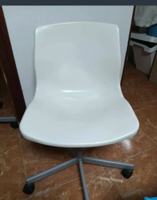 Silla de oficina blanca con ruedas