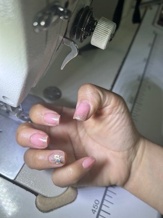 Servicios  de uñas semi permanentes y pedicura