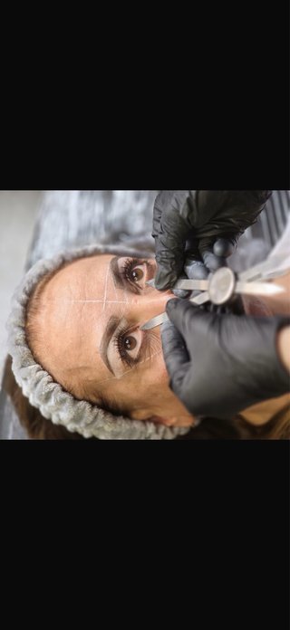 BUSCO MODELO PARA MICROPIGMENTACIÓN DE CEJAS