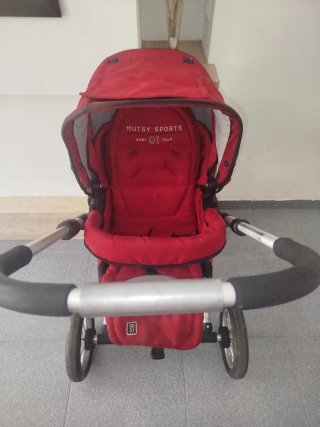 Carro de bebé rojo
