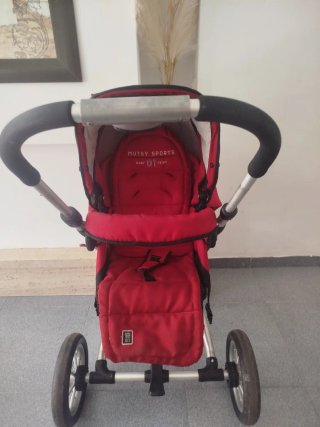 Carro de bebé rojo