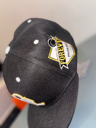 Gorra urbana negra con logo dorado