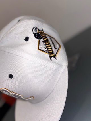 Gorra urbana blanca con bordado dorado