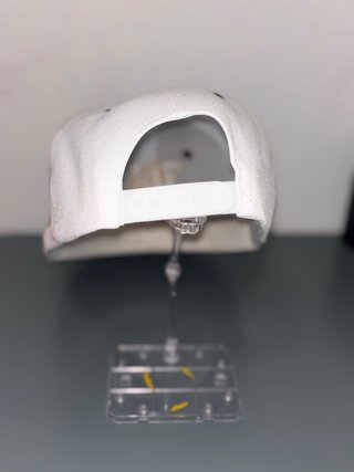 Gorra urbana blanca con bordado dorado