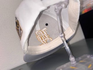Gorra urbana blanca con bordado dorado