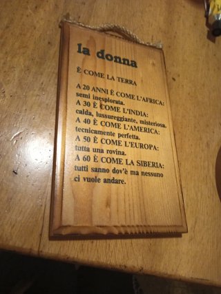 Targa in legno La donna è come la terra
