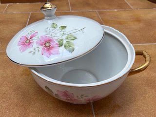 Vajilla de porcelana con flores