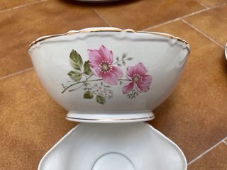 Vajilla de porcelana con flores