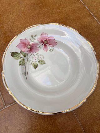 Vajilla de porcelana con flores