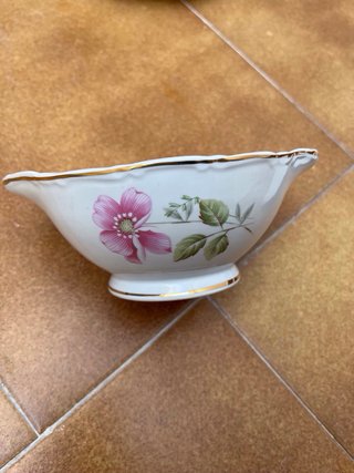 Vajilla de porcelana con flores
