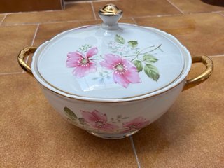 Vajilla de porcelana con flores