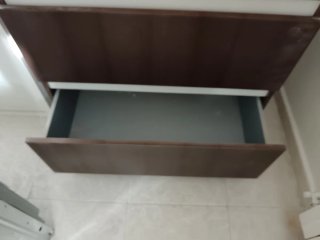 Mueble de baño juvenil con pila y grifo