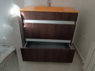 Mueble de baño juvenil con pila y grifo