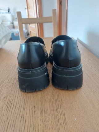 Mocasines Catwalk negros con detalle dorado