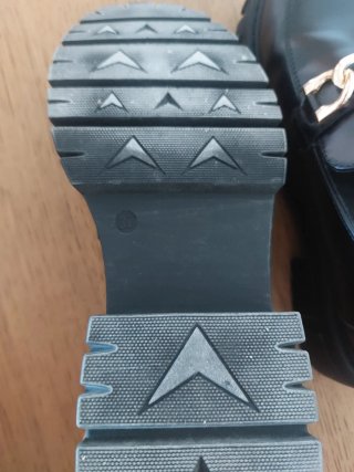 Mocasines Catwalk negros con detalle dorado