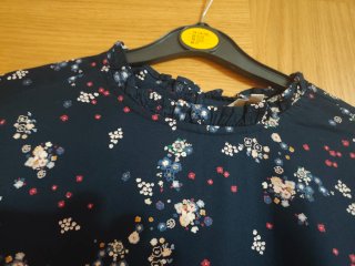Vestido azul floral con volantes