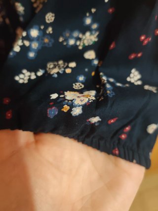 Vestido azul floral con volantes