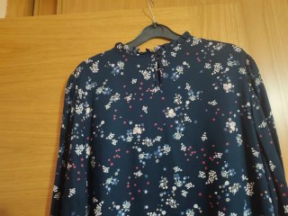 Vestido azul floral con volantes