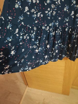 Vestido azul floral con volantes