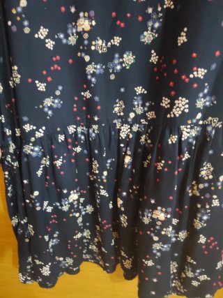 Vestido azul floral con volantes