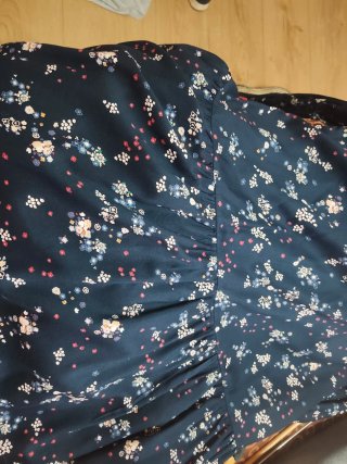 Vestido azul floral con volantes
