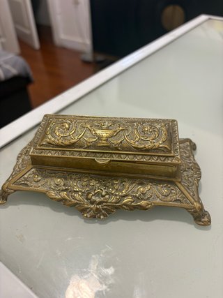 Bonita caja de bronce para sello