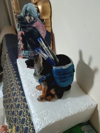 Figura perro pastor alemán portalápices