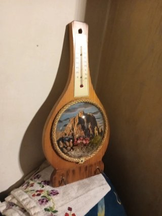 Termometro in legno con paesaggio montagne