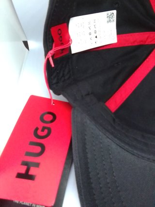 Gorra Hugo Boss Negra con etiqueta
