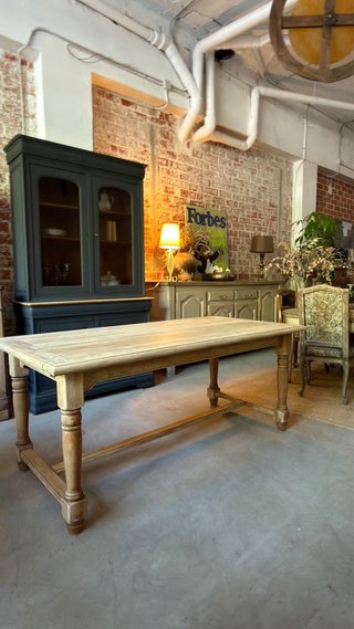 Mesa de comedor de madera