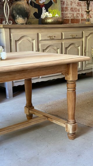 Mesa de comedor de madera